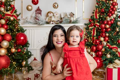 ensaio de natal bebê touca de papai noel brasilia df registrado pela fotógrafa letícia franco papai noel arvore guirlanda pijama carter's carters  trailer neve
'