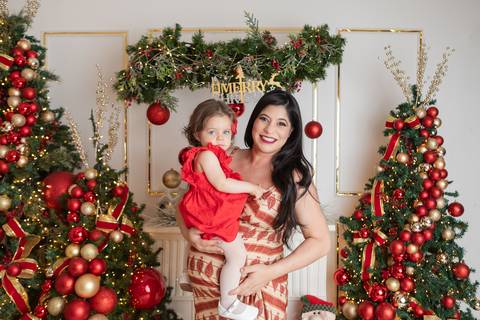 ensaio de natal bebê touca de papai noel brasilia df registrado pela fotógrafa letícia franco papai noel arvore guirlanda pijama carter's carters  trailer neve
'