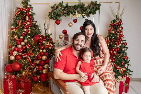 ensaio de natal bebê touca de papai noel brasilia df registrado pela fotógrafa letícia franco papai noel arvore guirlanda pijama carter's carters  trailer neve
'