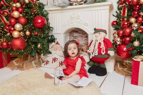 ensaio de natal bebê touca de papai noel brasilia df registrado pela fotógrafa letícia franco papai noel arvore guirlanda pijama carter's carters  trailer neve
'