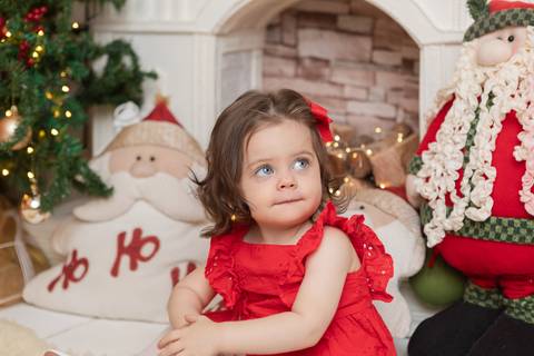 ensaio de natal bebê touca de papai noel brasilia df registrado pela fotógrafa letícia franco papai noel arvore guirlanda pijama carter's carters  trailer neve
'