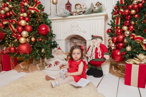 ensaio de natal bebê touca de papai noel brasilia df registrado pela fotógrafa letícia franco papai noel arvore guirlanda pijama carter's carters  trailer neve
'