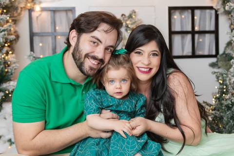 ensaio de natal bebê touca de papai noel brasilia df registrado pela fotógrafa letícia franco papai noel arvore guirlanda pijama carter's carters  trailer neve
'