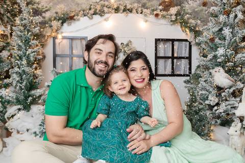 ensaio de natal bebê touca de papai noel brasilia df registrado pela fotógrafa letícia franco papai noel arvore guirlanda pijama carter's carters  trailer neve
'