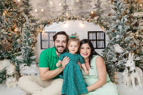 ensaio de natal bebê touca de papai noel brasilia df registrado pela fotógrafa letícia franco papai noel arvore guirlanda pijama carter's carters  trailer neve
'