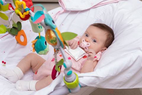 brasilia fotógrafa brasília df distrito federal baby bebe book melhor franco letícia lifestyle 2 meses mamãe mãe amametando pai brincando primo beijando avó dando leite no copo'