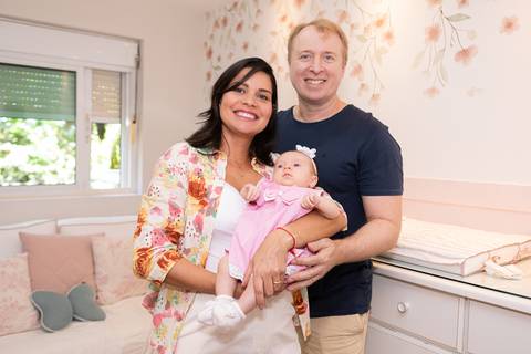 brasilia fotógrafa brasília df distrito federal baby bebe book melhor franco letícia lifestyle 2 meses mamãe mãe amametando pai brincando primo beijando avó dando leite no copo'