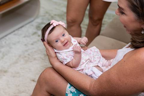 brasilia fotógrafa brasília df distrito federal baby bebe book melhor franco letícia lifestyle 2 meses mamãe mãe amametando pai brincando primo beijando avó dando leite no copo'