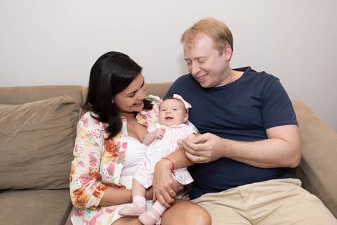 brasilia fotógrafa brasília df distrito federal baby bebe book melhor franco letícia lifestyle 2 meses mamãe mãe amametando pai brincando primo beijando avó dando leite no copo'