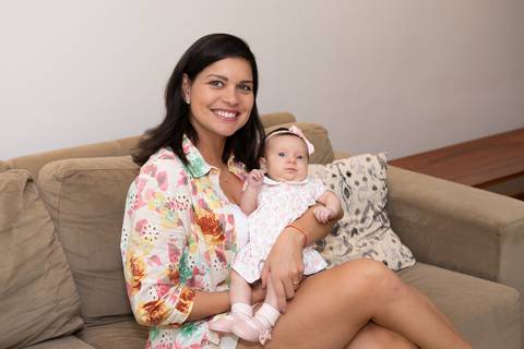 brasilia fotógrafa brasília df distrito federal baby bebe book melhor franco letícia lifestyle 2 meses mamãe mãe amametando pai brincando primo beijando avó dando leite no copo'