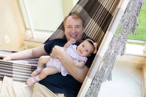 brasilia fotógrafa brasília df distrito federal baby bebe book melhor franco letícia lifestyle 2 meses mamãe mãe amametando pai brincando primo beijando avó dando leite no copo'