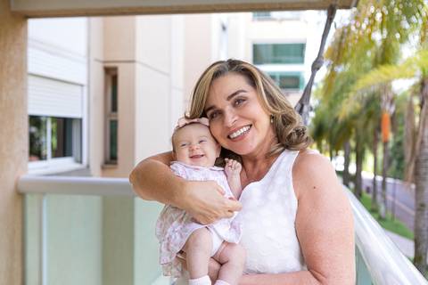 brasilia fotógrafa brasília df distrito federal baby bebe book melhor franco letícia lifestyle 2 meses mamãe mãe amametando pai brincando primo beijando avó dando leite no copo'