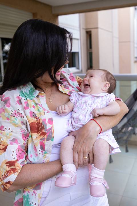 brasilia fotógrafa brasília df distrito federal baby bebe book melhor franco letícia lifestyle 2 meses mamãe mãe amametando pai brincando primo beijando avó dando leite no copo'