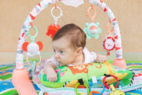 brasilia fotógrafa brasília df distrito federal baby bebe book melhor franco letícia lifestyle 2 meses mamãe mãe amametando pai brincando primo beijando avó dando leite no copo'