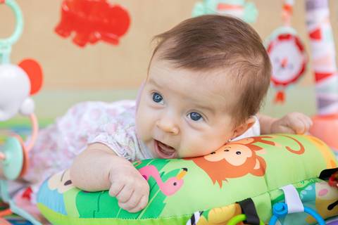 brasilia fotógrafa brasília df distrito federal baby bebe book melhor franco letícia lifestyle 2 meses mamãe mãe amametando pai brincando primo beijando avó dando leite no copo'