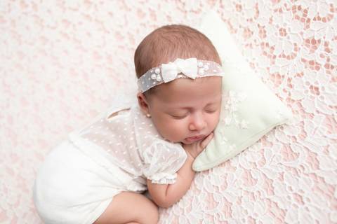 bebê recém nascido newborn brasilia fotografa fotografo fotógrafa brasília df distrito federal baby bebe reborn book melhor leticia franco letícia  wrap enrolado 
'