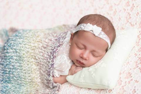 bebê recém nascido newborn brasilia fotografa fotografo fotógrafa brasília df distrito federal baby bebe reborn book melhor leticia franco letícia  wrap enrolado 
'