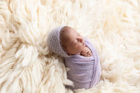 bebê recém nascido newborn brasilia fotografa fotografo fotógrafa brasília df distrito federal baby bebe reborn book melhor leticia franco letícia  wrap enrolado 
'