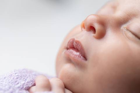 bebê recém nascido newborn brasilia fotografa fotografo fotógrafa brasília df distrito federal baby bebe reborn book melhor leticia franco letícia  wrap enrolado 
'