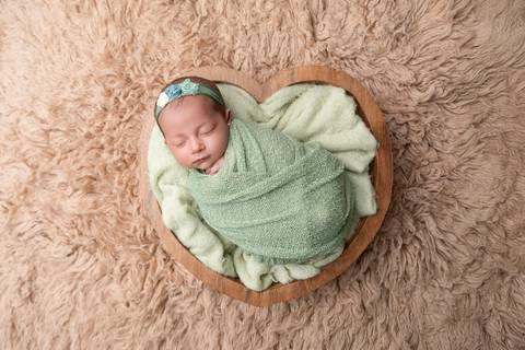 bebê recém nascido newborn brasilia fotografa fotografo fotógrafa brasília df distrito federal baby bebe reborn book melhor leticia franco letícia  wrap enrolado 
'