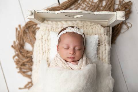 bebê recém nascido newborn brasilia fotografa fotografo fotógrafa brasília df distrito federal baby bebe reborn book melhor leticia franco letícia  wrap enrolado 
'