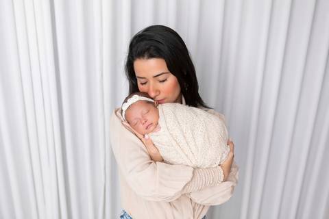 bebê recém nascido newborn brasilia fotografa fotografo fotógrafa brasília df distrito federal baby bebe reborn book melhor leticia franco letícia  wrap enrolado 
'