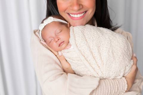 bebê recém nascido newborn brasilia fotografa fotografo fotógrafa brasília df distrito federal baby bebe reborn book melhor leticia franco letícia  wrap enrolado 
'