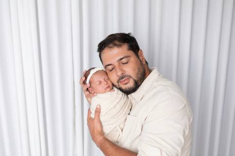 bebê recém nascido newborn brasilia fotografa fotografo fotógrafa brasília df distrito federal baby bebe reborn book melhor leticia franco letícia  wrap enrolado 
'