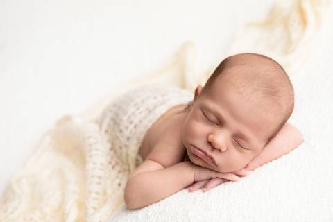 bebê recém nascido newborn brasilia fotografa fotografo fotógrafa brasília df distrito federal baby bebe reborn book melhor leticia franco letícia  wrap enrolado 
'