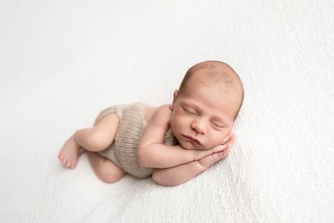 bebê recém nascido newborn brasilia fotografa fotografo fotógrafa brasília df distrito federal baby bebe reborn book melhor leticia franco letícia  wrap enrolado 
'