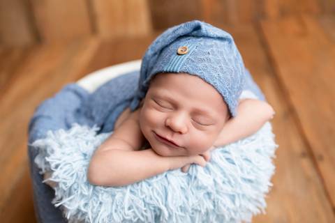 bebê recém nascido newborn brasilia fotografa fotografo fotógrafa brasília df distrito federal baby bebe reborn book melhor leticia franco letícia  wrap enrolado 
'