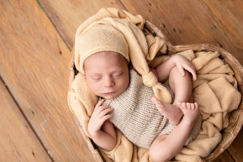 bebê recém nascido newborn brasilia fotografa fotografo fotógrafa brasília df distrito federal baby bebe reborn book melhor leticia franco letícia  wrap enrolado 
'