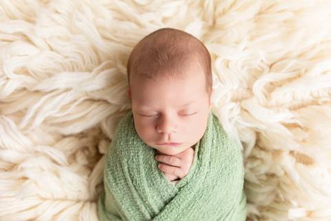 bebê recém nascido newborn brasilia fotografa fotografo fotógrafa brasília df distrito federal baby bebe reborn book melhor leticia franco letícia  wrap enrolado 
'