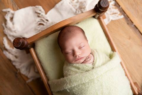 bebê recém nascido newborn brasilia fotografa fotografo fotógrafa brasília df distrito federal baby bebe reborn book melhor leticia franco letícia  wrap enrolado 
'