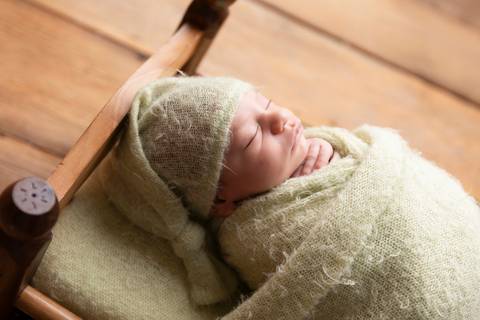 bebê recém nascido newborn brasilia fotografa fotografo fotógrafa brasília df distrito federal baby bebe reborn book melhor leticia franco letícia  wrap enrolado 
'