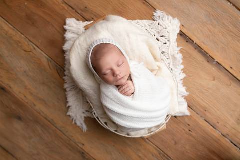 bebê recém nascido newborn brasilia fotografa fotografo fotógrafa brasília df distrito federal baby bebe reborn book melhor leticia franco letícia  wrap enrolado 
'