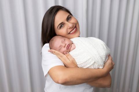 bebê recém nascido newborn brasilia fotografa fotografo fotógrafa brasília df distrito federal baby bebe reborn book melhor leticia franco letícia  wrap enrolado 
'