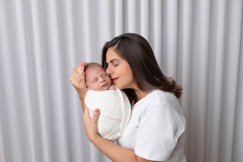 bebê recém nascido newborn brasilia fotografa fotografo fotógrafa brasília df distrito federal baby bebe reborn book melhor leticia franco letícia  wrap enrolado 
'