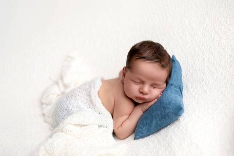 bebê recém nascido newborn brasilia fotografa fotografo fotógrafa brasília df distrito federal baby bebe reborn book melhor leticia franco letícia  wrap enrolado 
astronauta'