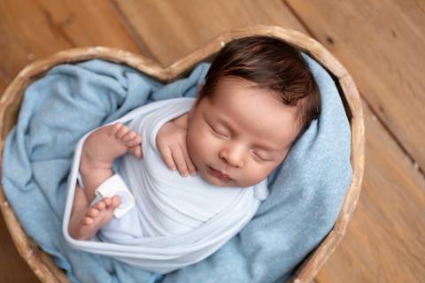 bebê recém nascido newborn brasilia fotografa fotografo fotógrafa brasília df distrito federal baby bebe reborn book melhor leticia franco letícia  wrap enrolado 
astronauta'