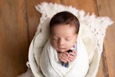 bebê recém nascido newborn brasilia fotografa fotografo fotógrafa brasília df distrito federal baby bebe reborn book melhor leticia franco letícia  wrap enrolado 
astronauta'