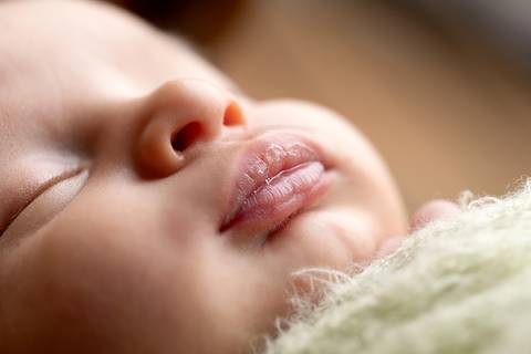 bebê recém nascido newborn brasilia fotografa fotografo fotógrafa brasília df distrito federal baby bebe reborn book melhor leticia franco letícia  wrap enrolado 
astronauta'