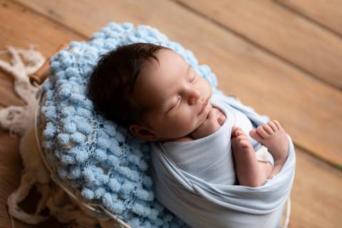 bebê recém nascido newborn brasilia fotografa fotografo fotógrafa brasília df distrito federal baby bebe reborn book melhor leticia franco letícia  wrap enrolado 
astronauta'