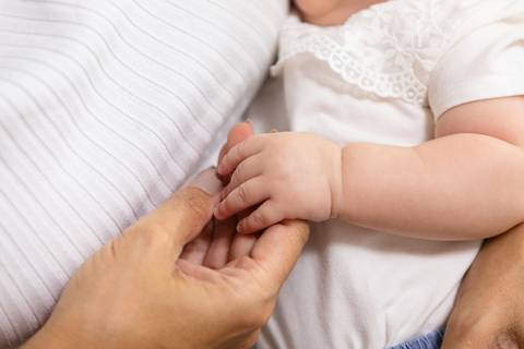 brasilia fotógrafa brasília df distrito federal baby bebe book melhor franco letícia lifestyle 4 meses mamãe mãe amametando pai brincando primo beijando avó dando leite no copo'