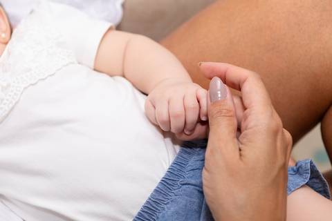 brasilia fotógrafa brasília df distrito federal baby bebe book melhor franco letícia lifestyle 4 meses mamãe mãe amametando pai brincando primo beijando avó dando leite no copo'