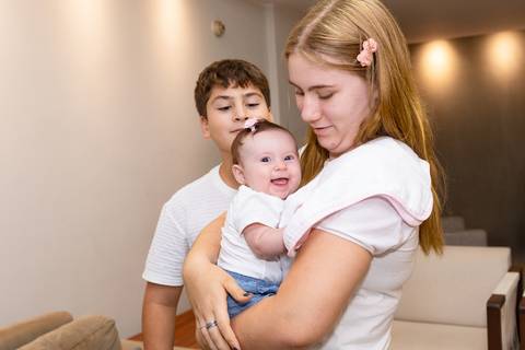 brasilia fotógrafa brasília df distrito federal baby bebe book melhor franco letícia lifestyle 4 meses mamãe mãe amametando pai brincando primo beijando avó dando leite no copo irmãos'