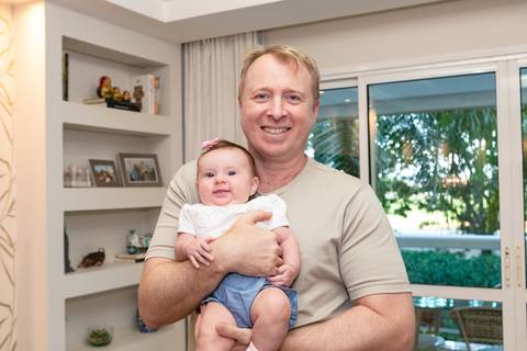 brasilia fotógrafa brasília df distrito federal baby bebe book melhor franco letícia lifestyle 4 meses mamãe mãe amametando pai brincando primo beijando avó dando leite no copo irmãos'