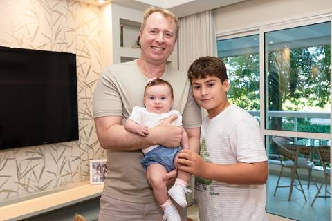 brasilia fotógrafa brasília df distrito federal baby bebe book melhor franco letícia lifestyle 4 meses mamãe mãe amametando pai brincando primo beijando avó dando leite no copo irmãos'