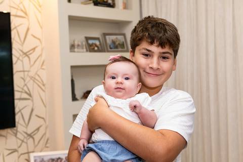 brasilia fotógrafa brasília df distrito federal baby bebe book melhor franco letícia lifestyle 4 meses mamãe mãe amametando pai brincando primo beijando avó dando leite no copo irmãos'