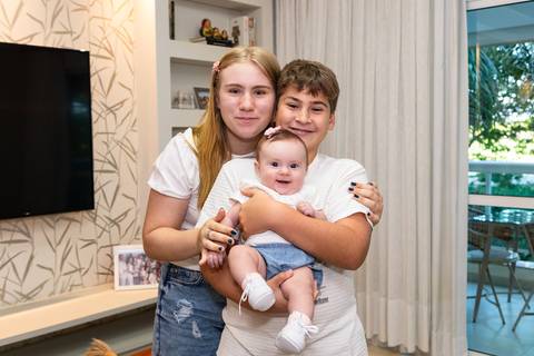 brasilia fotógrafa brasília df distrito federal baby bebe book melhor franco letícia lifestyle 4 meses mamãe mãe amametando pai brincando primo beijando avó dando leite no copo irmãos'